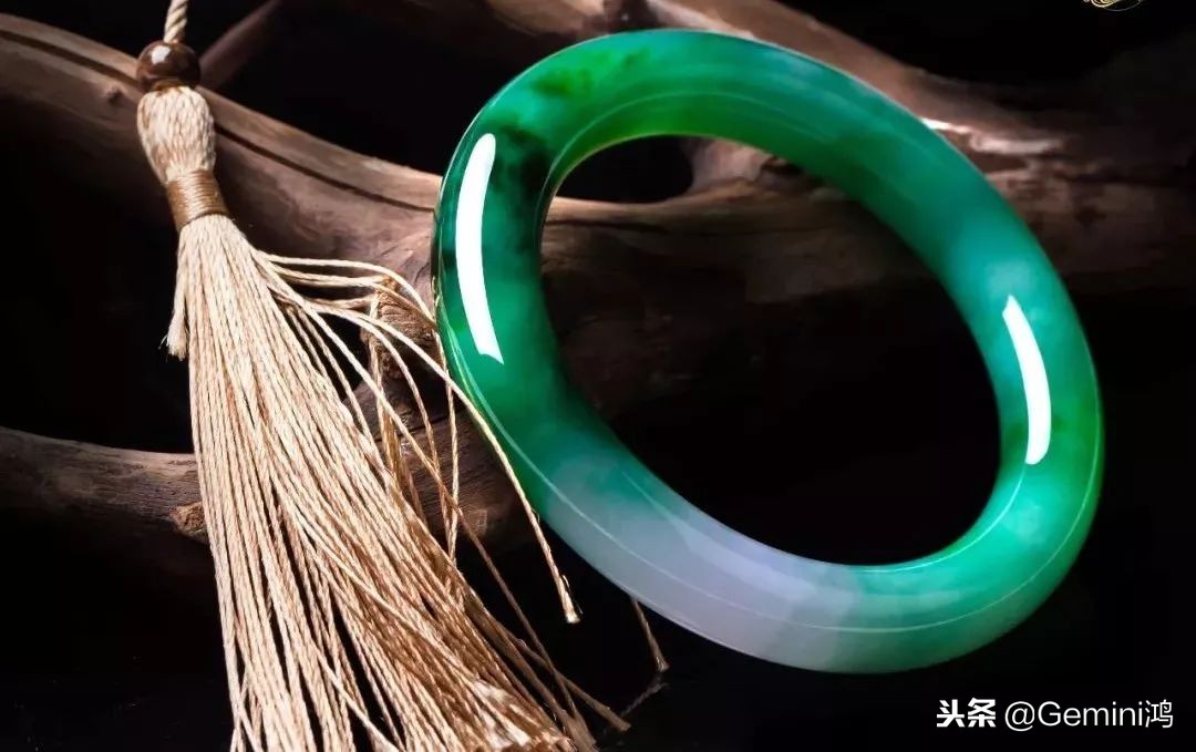 冰飘花翡翠手镯好处,戴翡翠手镯对身体有什么好处