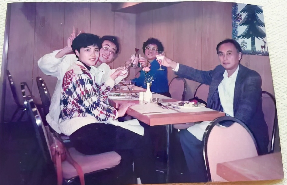 年轻时的王菲和她的父母,王菲的父母离异了吗