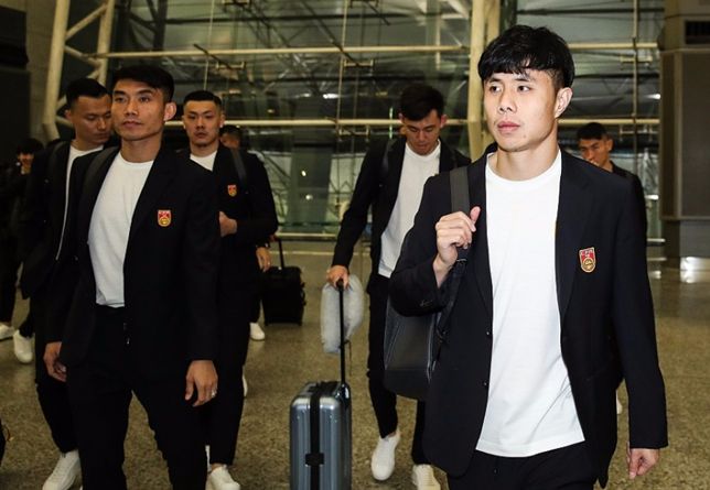 篮球为何比足球强?中国男篮落选后卫晒肌肉,只比胡尔克小了一圈