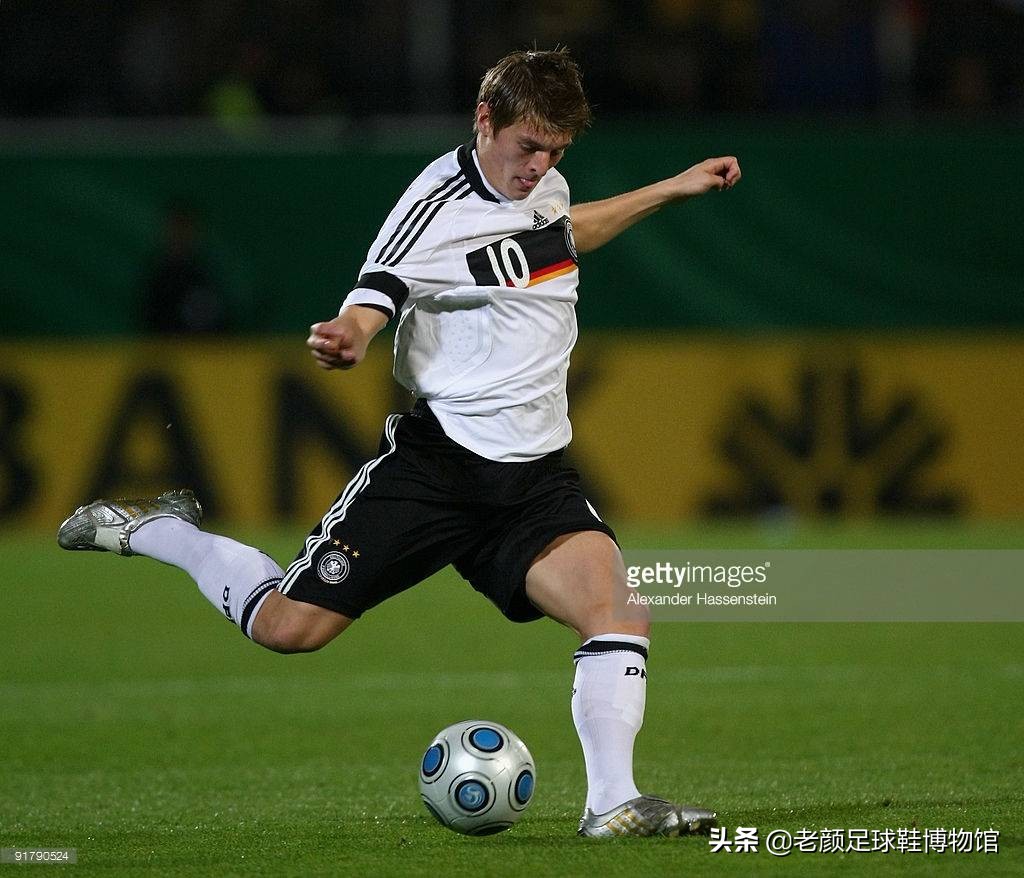 同是穿鞋挑剔的强迫症球星,10年前托尼克罗斯为小贝测试猎鹰鞋