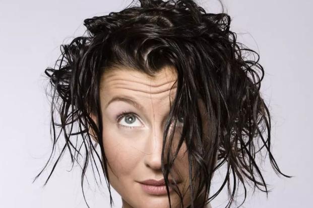 经常头发湿着睡觉面瘫怎么办,湿头发吹冷风会导致面瘫吗