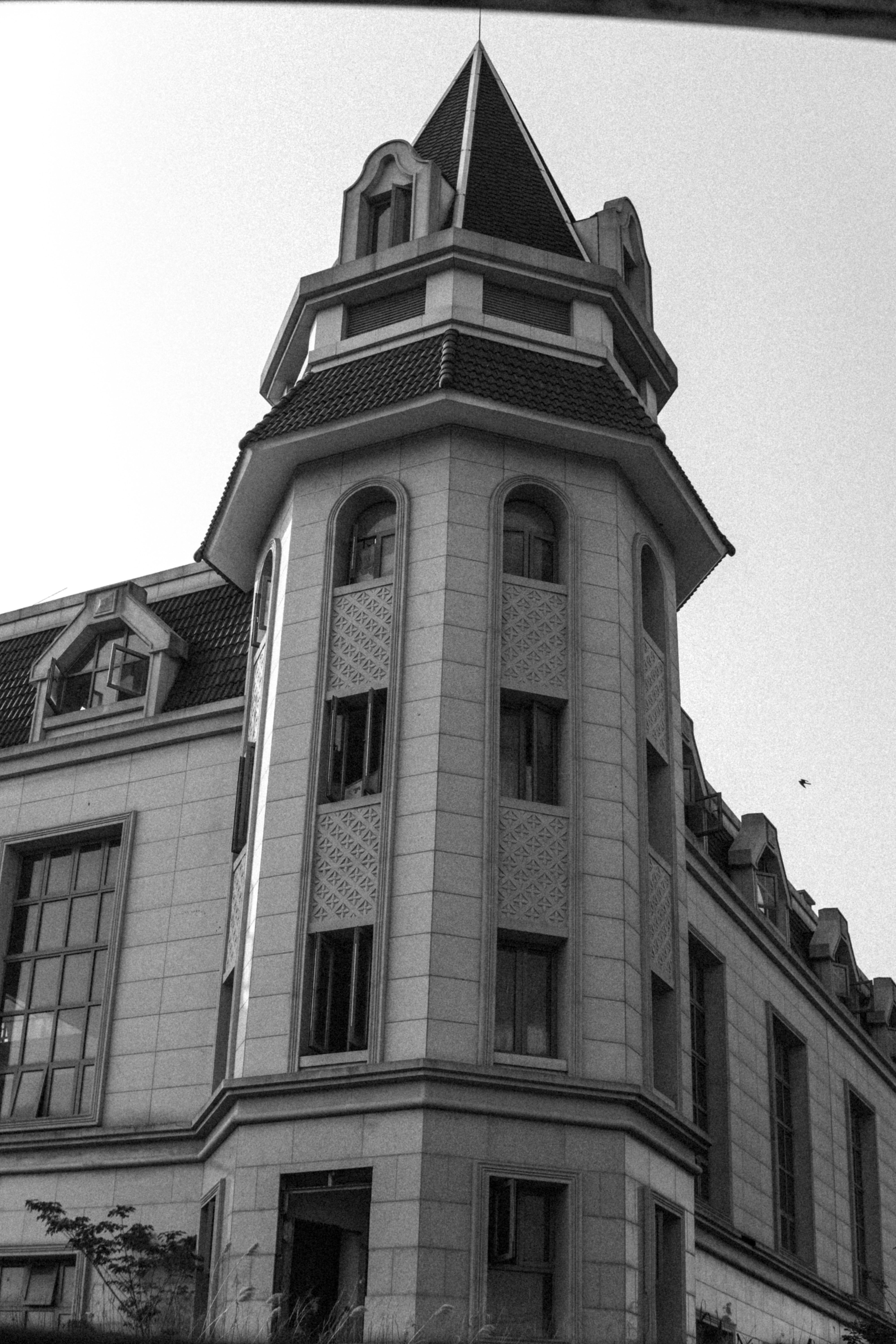 开着曾经的最美大众探寻废弃城堡，如今B6迈腾还值得购买吗？