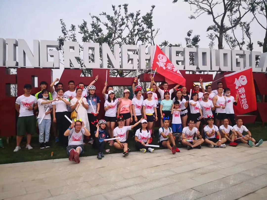 鲜一步播报丨炫酷荧光夜跑“点亮”郫都菁蓉湖畔