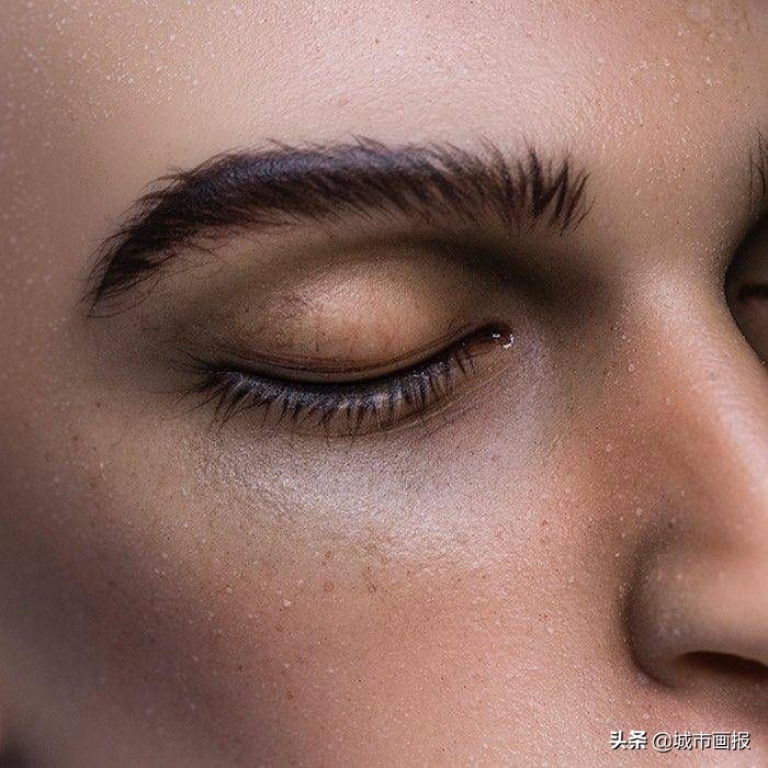 邮费都砍价的年轻人，竟给自己的娃娃穿上奢侈品