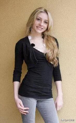 下一个小甜甜？16岁少女嫁51岁男演员，网暴10年还被催自杀