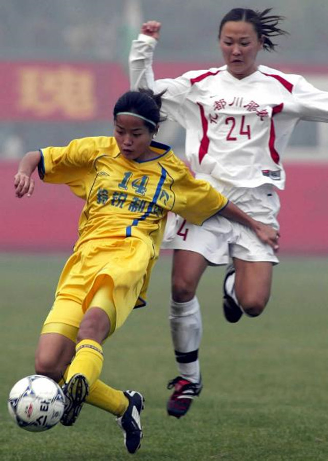 中国女足脱球衣庆祝名场面,女足腹肌秒杀男足