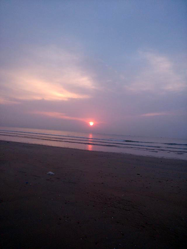 一轮骄阳升日照，二夜美梦伴海涛，三天渔家海鲜饱朋友同行欢笑多