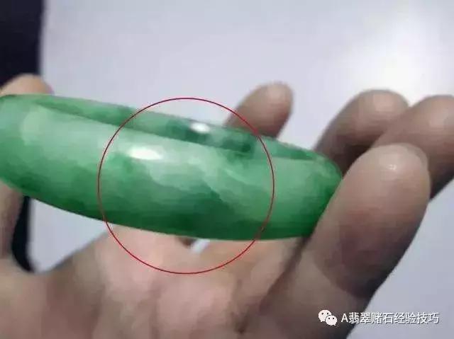 翡翠珠子有石纹和裂纹怎么区别,翡翠镯子表面有石纹一样的裂纹
