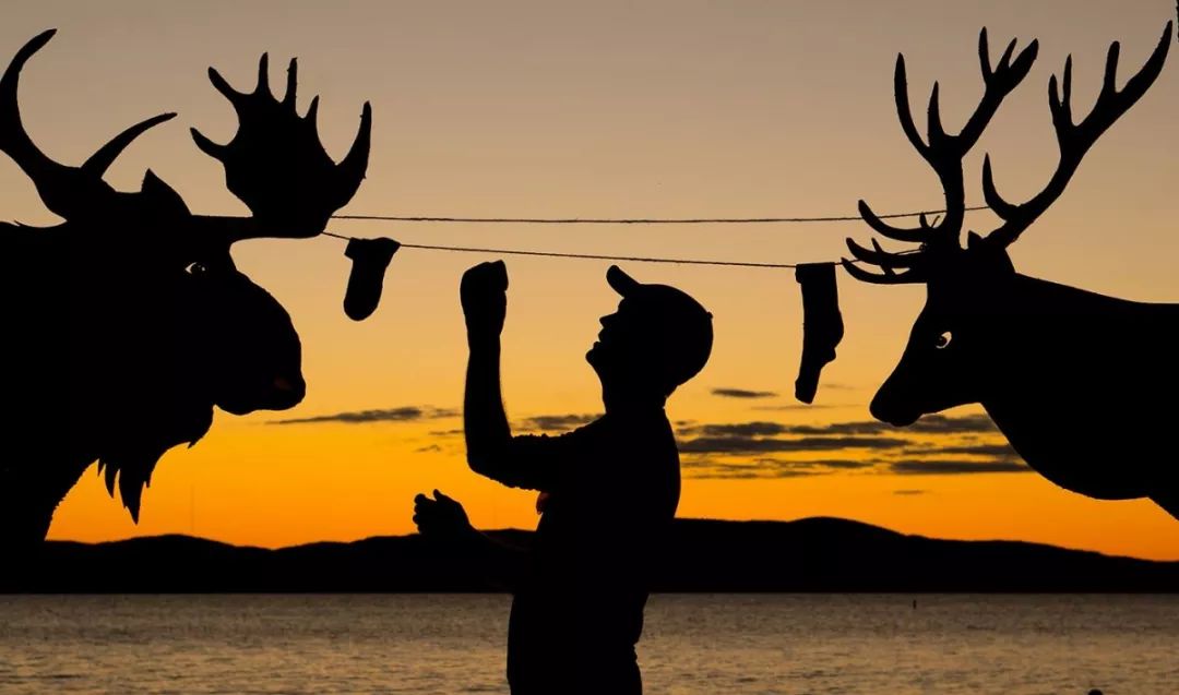 这个男人拍的漫画剪影，小孩看笑了，大人却哭了......