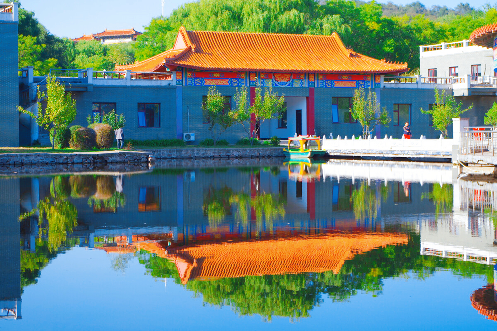 辽宁“井中王”玉石，重量超260吨，被大师雕刻成“双面玉佛”