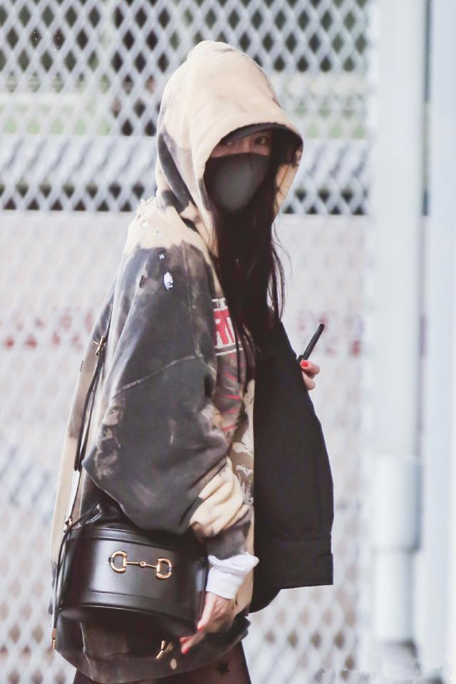 杨幂黑白袜穿搭,杨幂穿黑皮衣裙配网袜又潮又个性