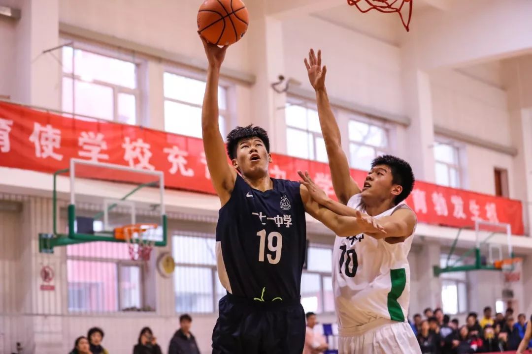 新·十六强齐亮相高中赛场惊现*力暴**隔扣丨18-19耐克高中联赛