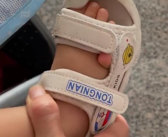 爸爸给儿子穿鞋脚趾露出来,爸爸给宝宝穿鞋脚趾头在外面