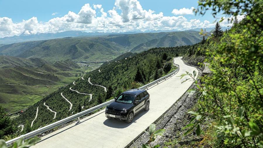 大切诺基全尺寸suv,进口版大切诺基四驱高性能版