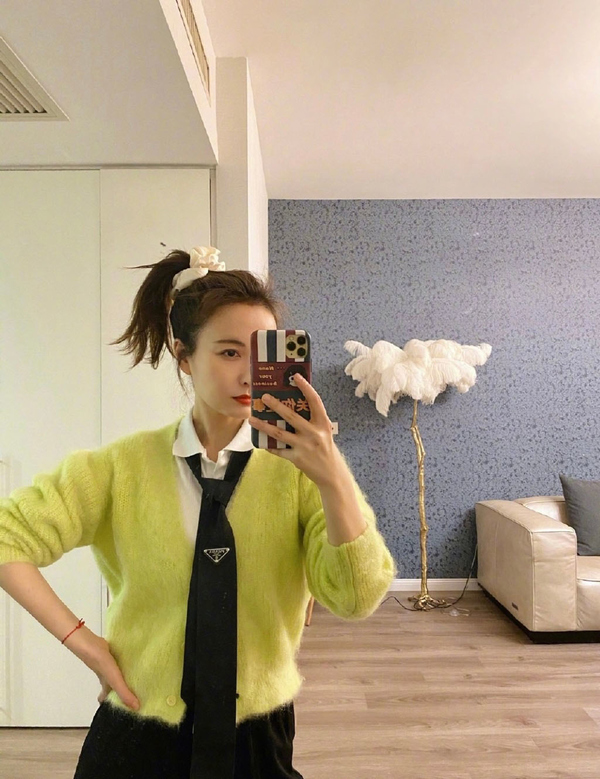 吴昕蓝色针织衫,吴昕穿薄衫裙披小西装