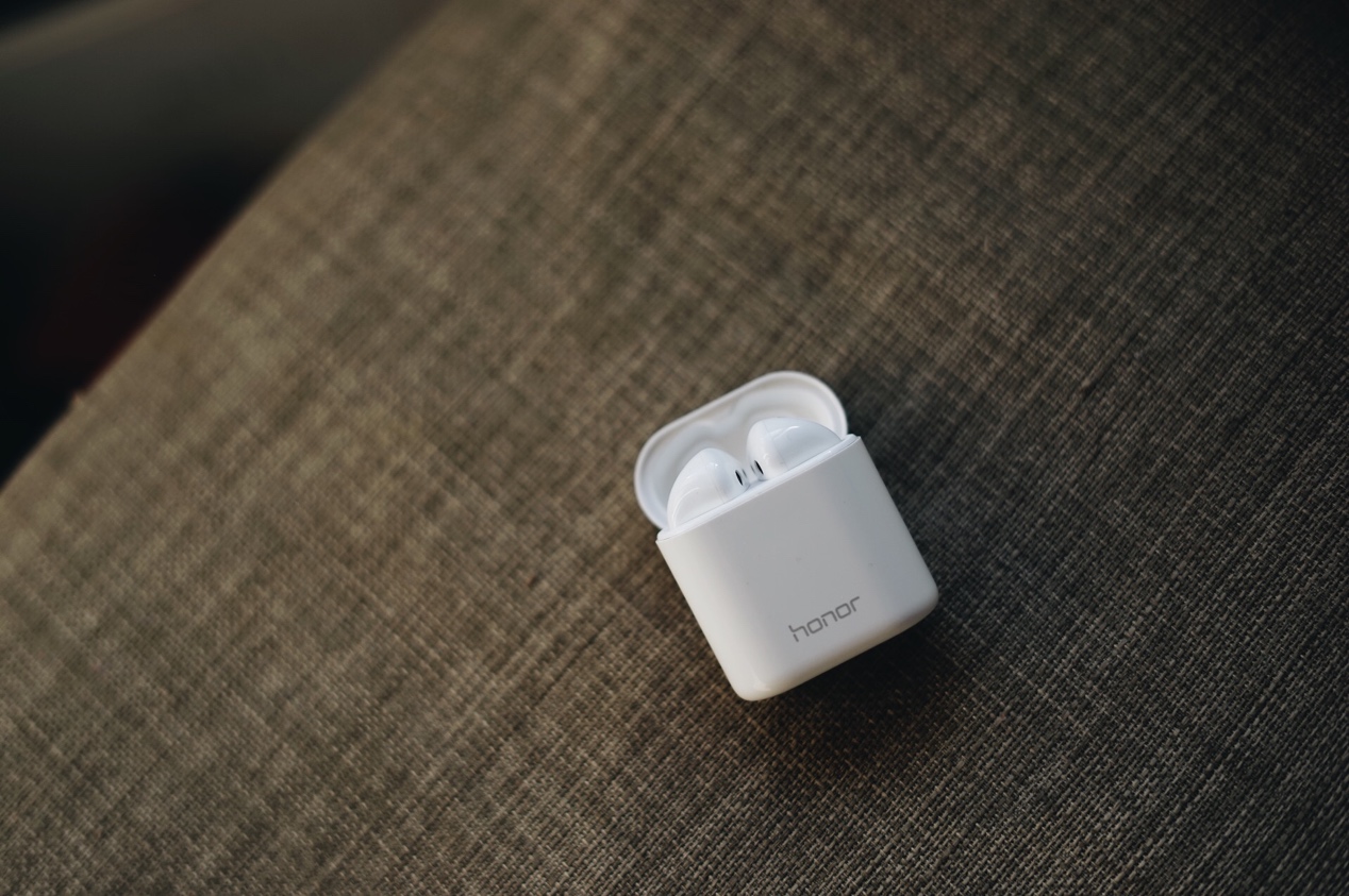荣耀FlyPodsPro无线蓝牙耳机,用骨声纹识别给人机交互再添把力