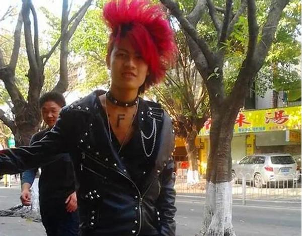 广东小伙罗福兴：11岁创办“杀马特家族”，拒绝富婆追求后怎样