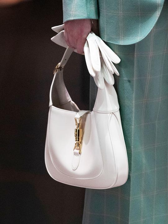 2023新款时尚半圆马鞍包,新款时髦高级感包