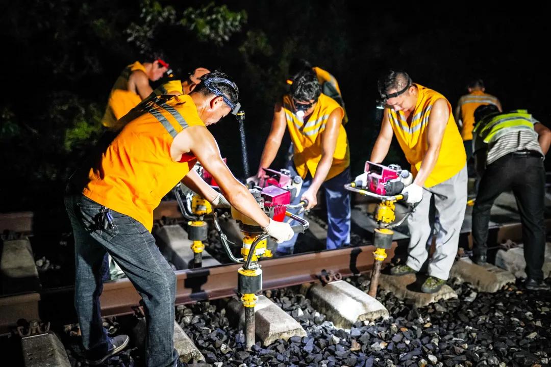 铁轨的施工和养护,地铁钢轨养护