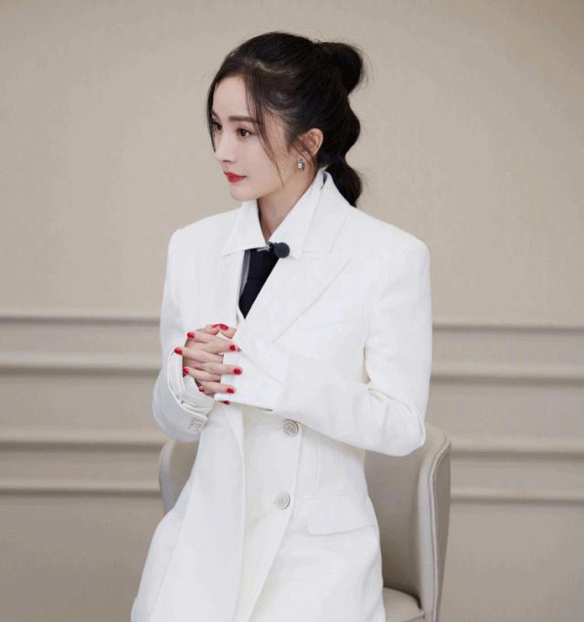 额头窄适合眉上刘海还是八字刘海,额头大的弄哪种刘海好看