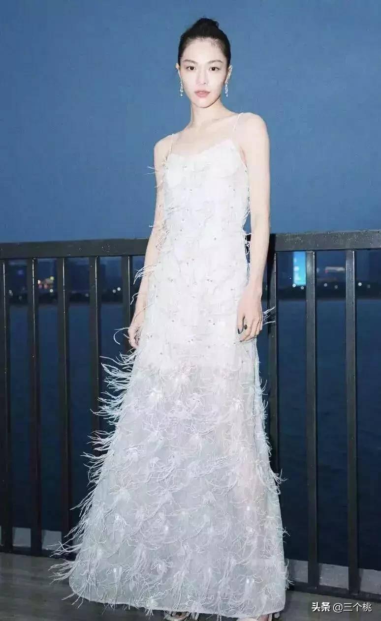 今年流行的裙子不穿高跟鞋,穿今年最流行的裙子