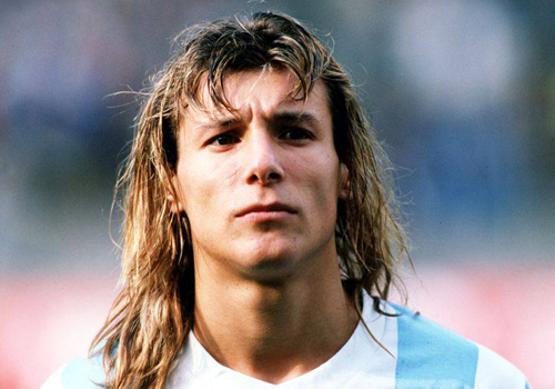 他被誉“风之子”,曾效力两支死敌,与马拉多纳上演“世纪之吻”