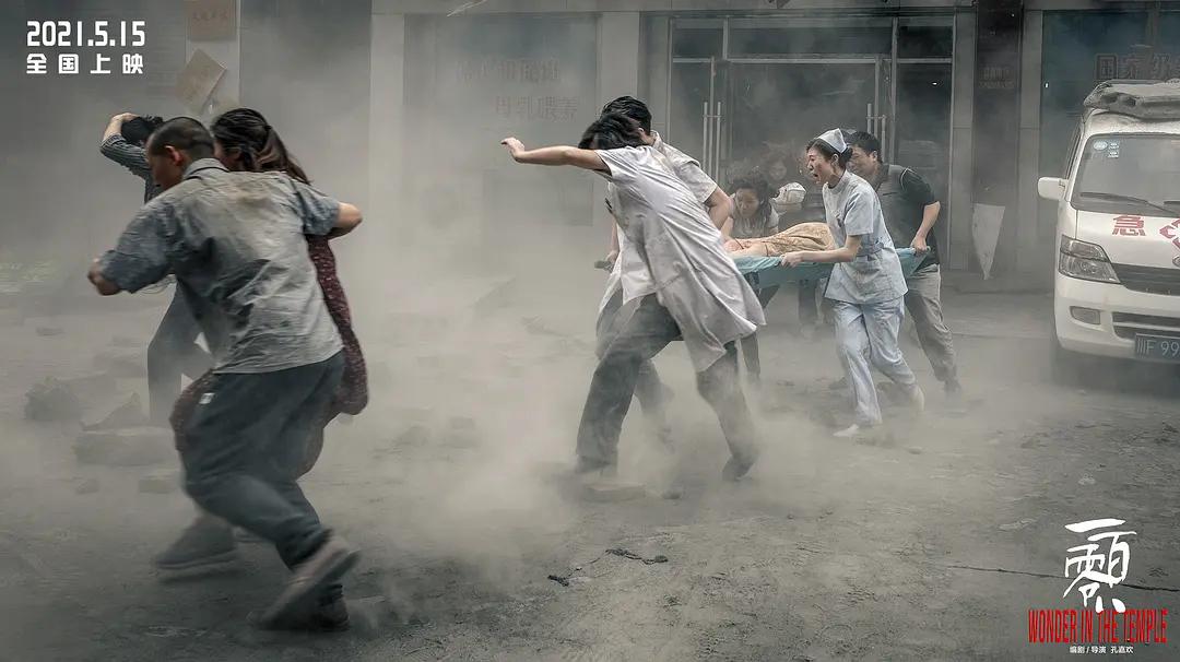 吴京零片酬助演汶川地震改编电影,吴京救灾真实照片