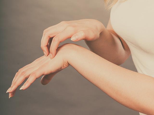 银屑病打生物制剂皮肤痒怎么办,银屑病消退期长小红点还特别痒