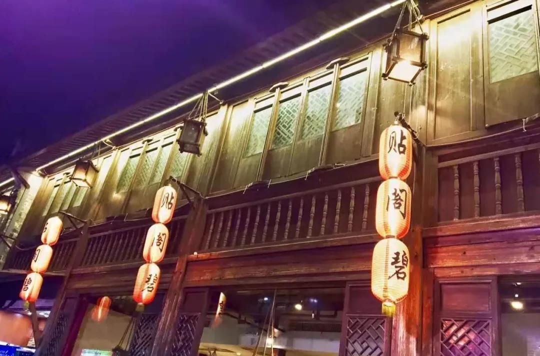 和奥运冠军杨倩合影,杨倩家乡观看奥运会