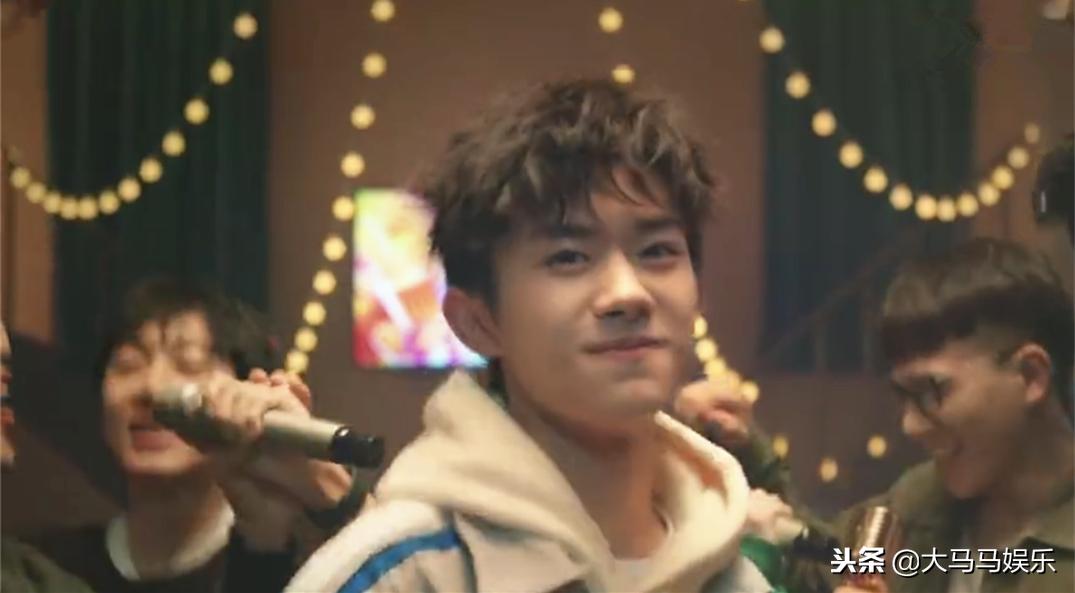 tfboys易烊千玺白衬衫帅气摄影,tfboys合照易烊千玺灰色衣服