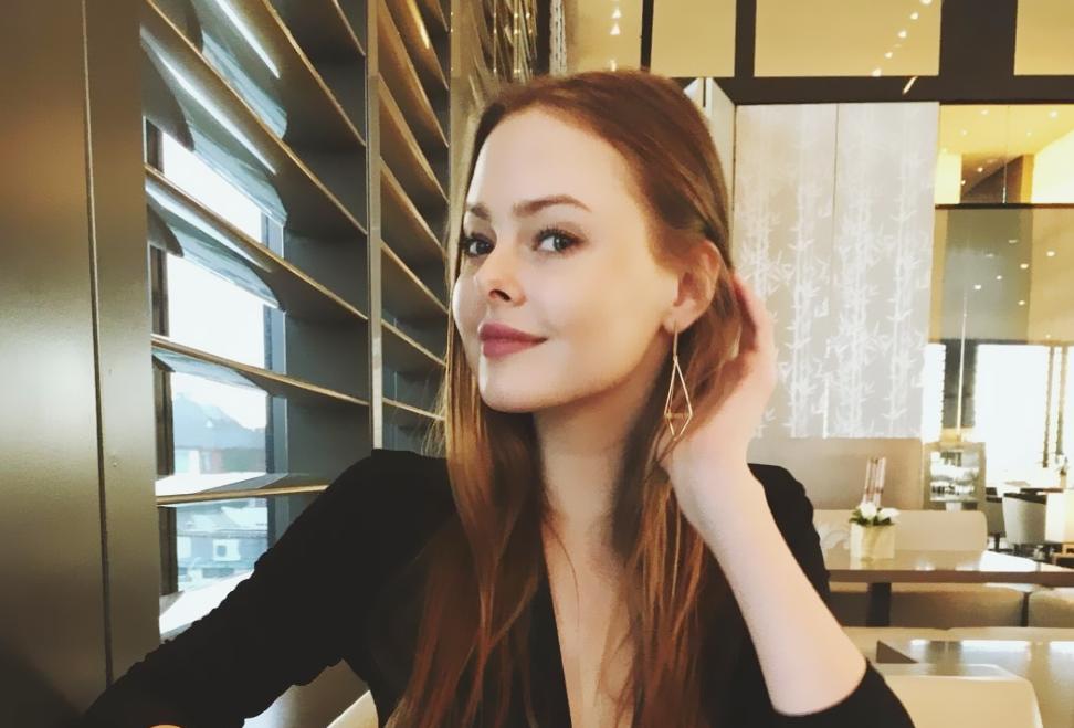 波兰足球之星，天生丽质肤白貌美，复古独特穿搭“玩出”潮酷感