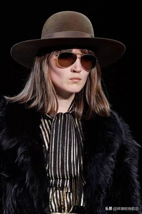 适合冬季脸大显脸小的帽子 (大圆脸适合什么帽子秋冬)