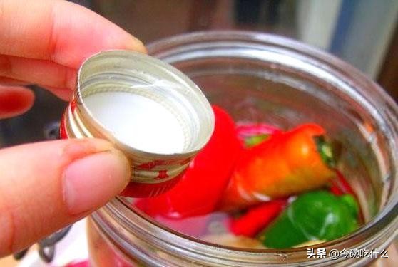 风味独特的四川泡菜制作及养护法，见证一坛传家泡菜的诞生