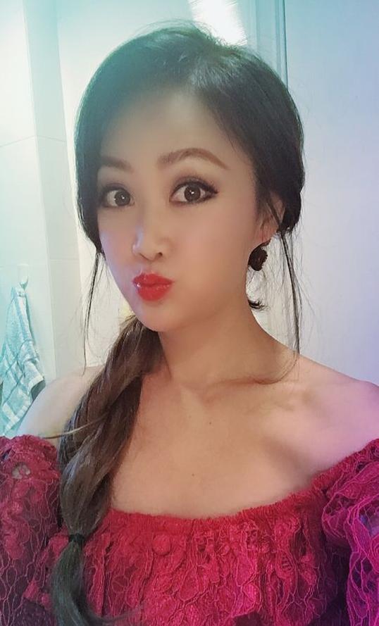 50岁梁小冰小腹凸显,被网友怀疑怀孕,6字回应尽显情商