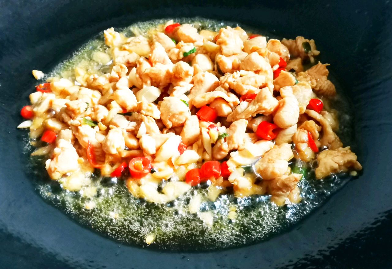 电饭锅香菇鸡丁焖饭,懒人版香菇鸡腿焖饭