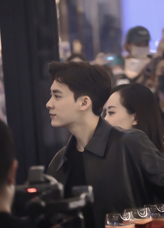 张若昀西装李易峰皮衣,李易峰机车皮衣演唱会