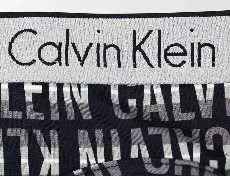 他十多年前设计的外套可以卖到33万，如今仍然享誉世界