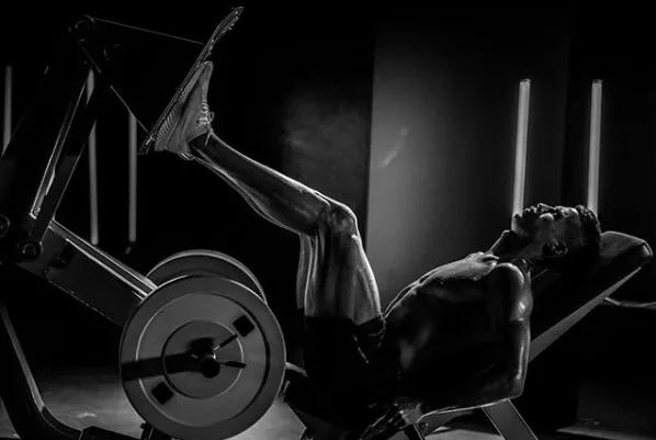 c罗和女朋友游泳,37岁c罗自律身材