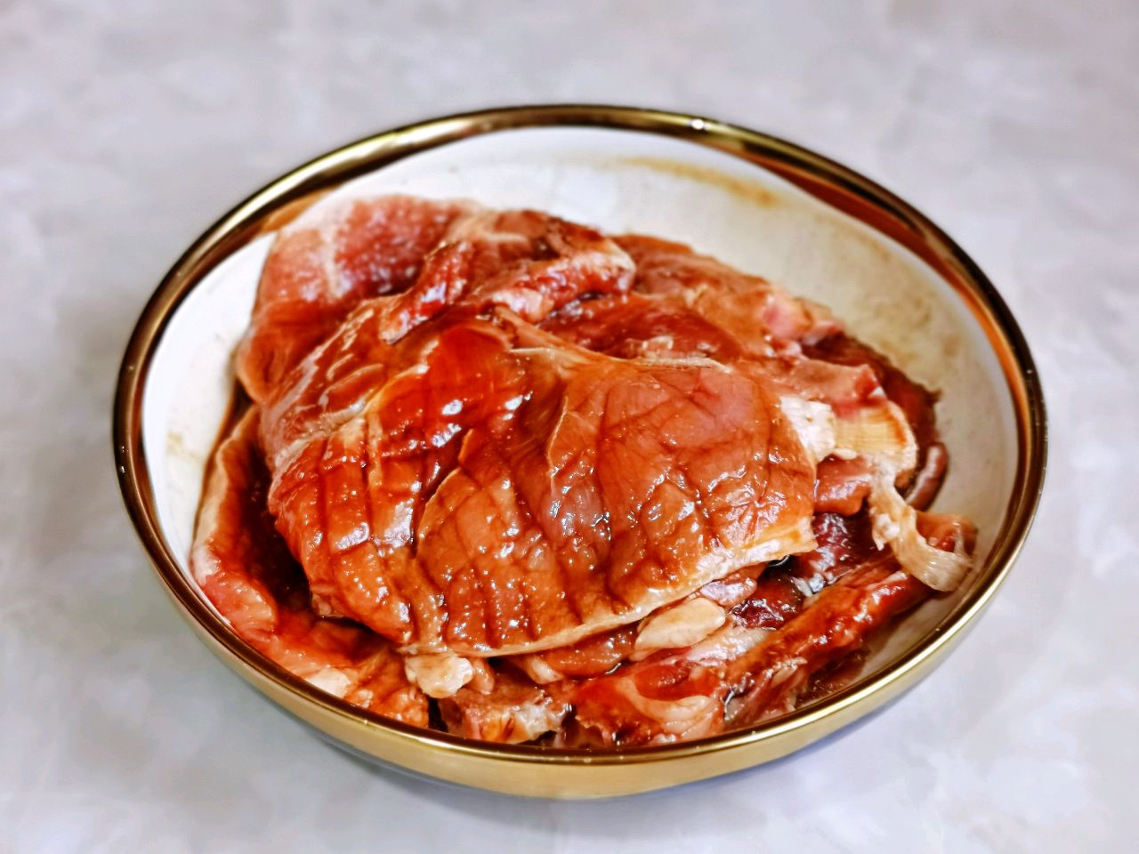 在家做正宗的上海秘制大排,肉香四溢,甜而不腻,好吃到停不下来