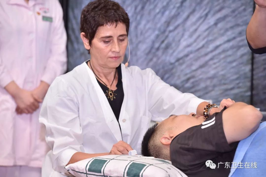 洋医生献宝杏林!能治疼痛哮喘,还可无创“打针”……中医特色疗法走向国际