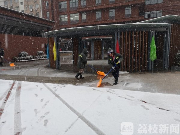 学企鹅走路一摇一摆教程,雪天学着企鹅走准没错