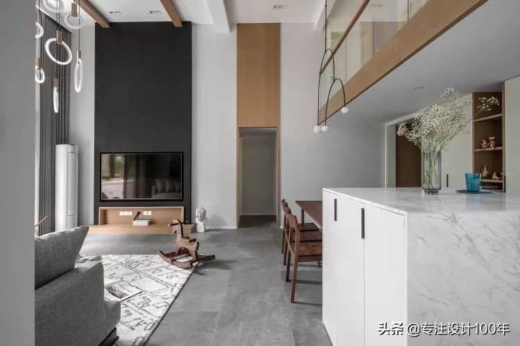 大面积落地窗，绿色肆意增长的家