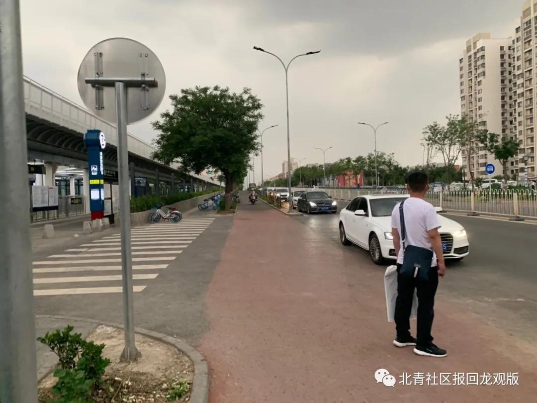 地铁回龙观站门口“黑车”老是“打游击”，秩序治理可以“锦上添花”