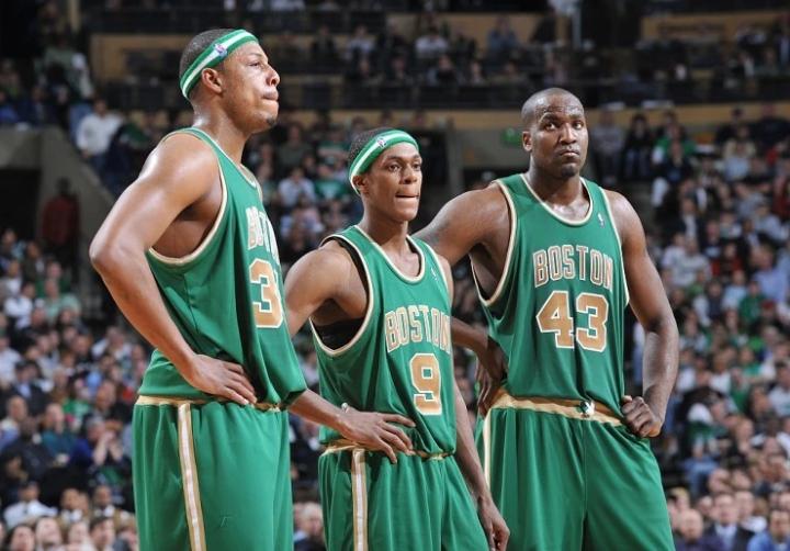 皮尔斯看到姚明得分,皮尔斯说科比最强