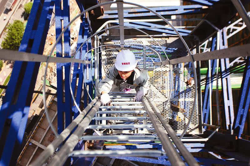 比建筑还高的百米塔吊，是怎么搭建升高？司机是怎么上去和下来的