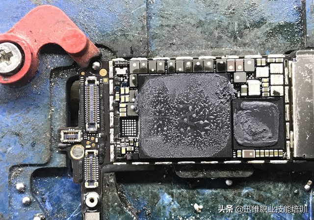 苹果重摔无声音维修,摔过苹果手机黑屏强制重启也没用