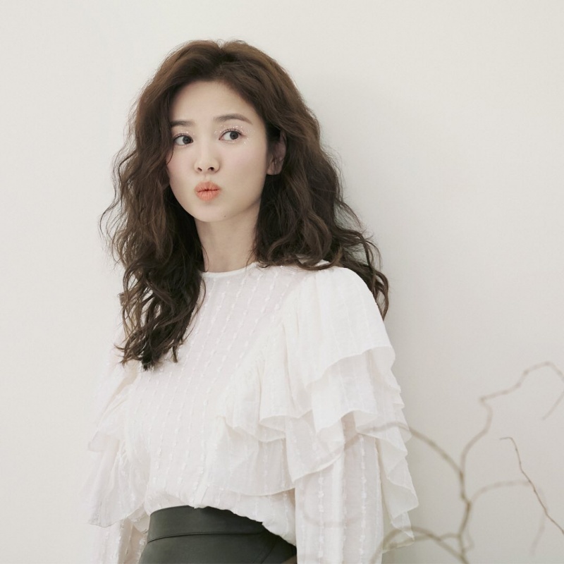 宋慧乔浪漫满屋斜马尾,宋慧乔长发卷发造型