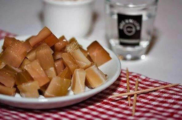 这种散发浓烈恶臭的鲨鱼肉，价格昂贵并且剧毒，但冰岛人趋之若鹜