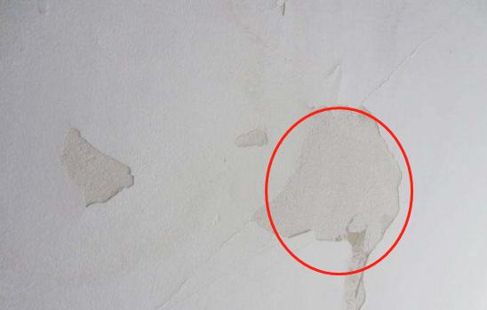 乳胶漆面漆当底漆用了还能补救吗,工人用涂料刷墙