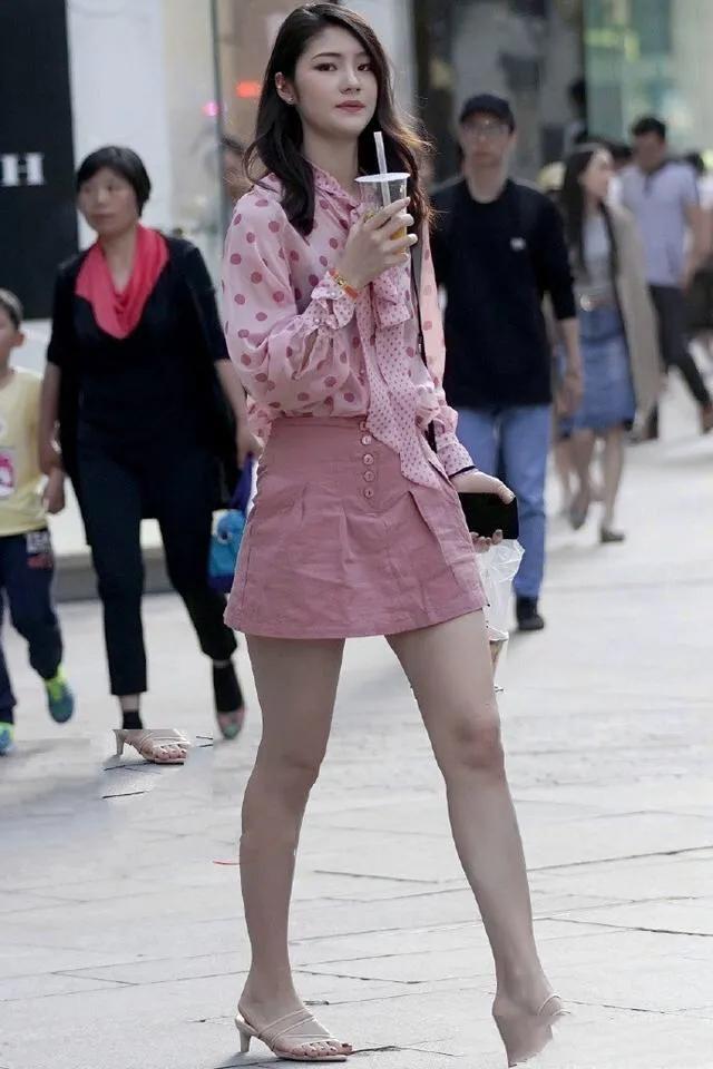 广东街头小姐姐，完美展现迷人的腰部，充满了女神的气息